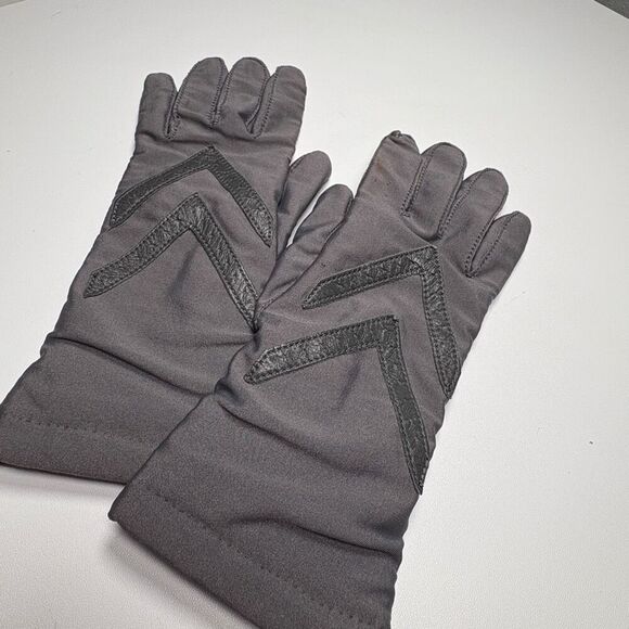 Isotoner Aris Warm Ups Driving Gloves Women OS Gray  Chevron Stretch Nylon, Span - Picture 1 of 7